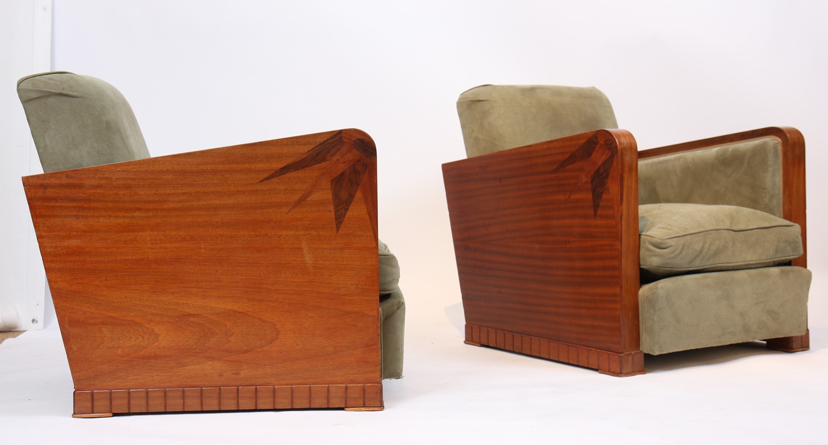 PAIRE DE FAUTEUILS CLUBS 1930/40 A côtés plats en bois à marqueterie d'étoiles, [...]