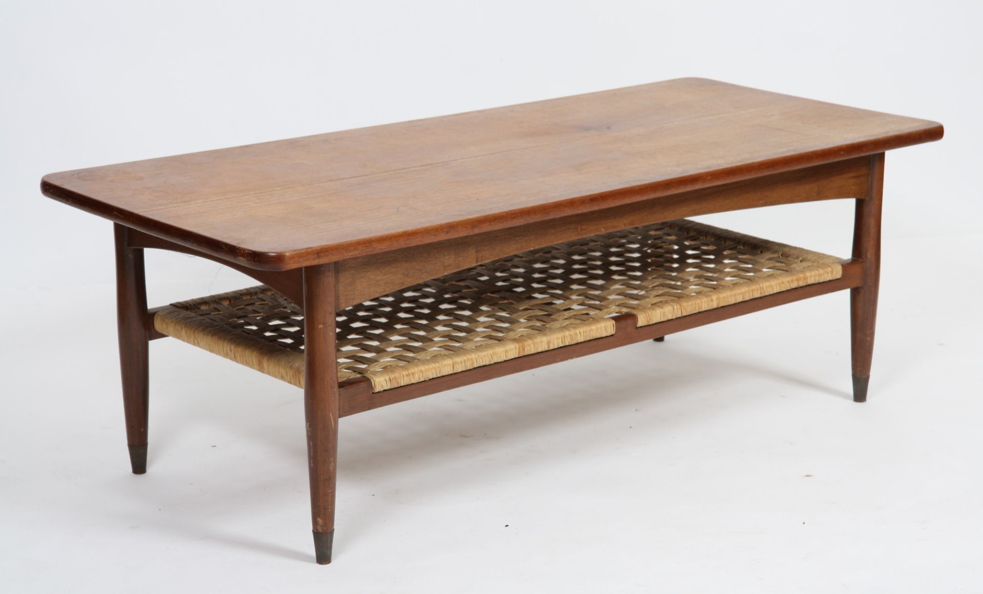 TABLE BASSE DE HANS WEGNER (1914-2007) En chêne de forme rectangulaire à quatre [...]