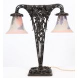 LAMPE EN FER FORGE A DEUX TULIPES DE EDGAR BRANDT (1880-1960) ET GALLE En fer forgé [...]