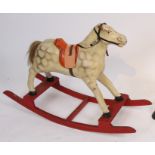 CHEVAL A BASCULE EN PAPIER MACHE ET BOIS Etat d'usage. Epoque milieu XXème siècle H [...]