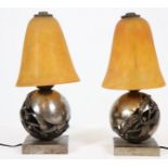 PAIRE DE PETITES LAMPES DE CHEVET "BOULES DE GUI" En métal argenté, à fut [...]