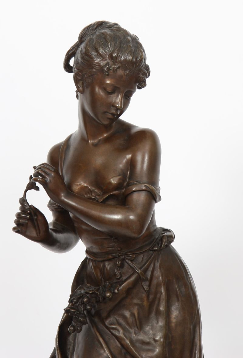 BRONZE "JEUNE FEMME A LA FLEUR ET AU COUPLE DE MOINEAUX DITE AU MOIS DE MAI" DE [...] - Image 2 of 6