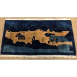 TAPIS MONGOL A dominante bleue, à décor de chevaux et de yourts. Epoque XXème [...]