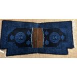 TAPIS DE SELLE TIBET A fond bleu, et marron, à motifs de dragons stylisés et de [...]