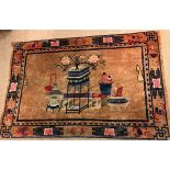 GRAND TAPIS CHINOIS A dominante marron et à décor de moblilier et de vases [...]