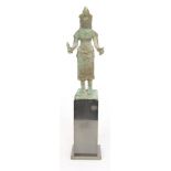 STATUETTE EN BRONZE DE "PRAJNAPARAMITA, DEESSE DE LA SAGESSE" CAMBODGE XIIè En [...]