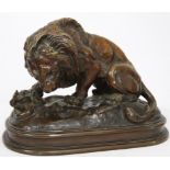 BRONZE "LION AU SERPENT" DE BARYE En bronze patiné, reposant sur une base ovale [...]