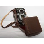 APPAREIL PHOTO ROLLEIFLEX Optique Carl Zeiss, Planar 13 .5 F= 75 mm Dans son coffret [...]