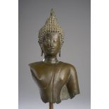 Buste de Buddha à l'expression sereine vêtu de la robe monastique utarasanga. [...]