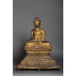 Buddha Maravijaya assis sur une base lotiforme supporté par un haut socle [...]