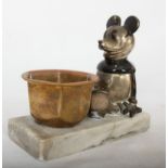 VIDE POCHE "MICKEY MOUSE" En métal argenté, doré et laqué, reposant sur un socle [...]