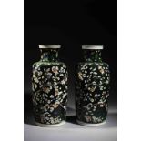 Paire de vases cylindriques à décor de la famille noire. Céramique de samson. Ht [...]