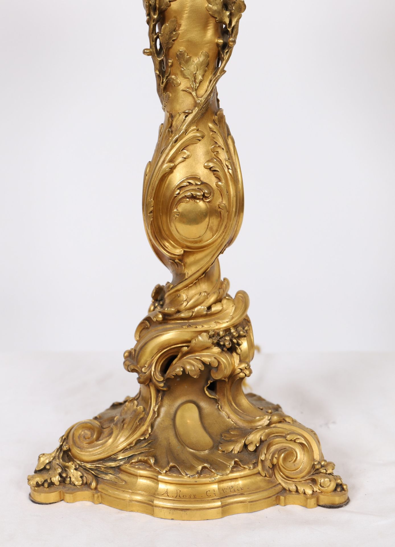 IMPORTANTE LAMPE EN BRONZE DORE ROCAILLE 1900 DE A. ROSE En bronze doré et richement [...] - Bild 2 aus 3