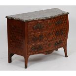 COMMODE EN MARQUETERIE DE CUBES LOUIS XV En marqueterie de cubes en bois de rose et [...]