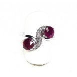 Bague "Vous et Moi" ornée par 2 rubis ronds NATURELS BIRMAN au rouge intense pesant [...]