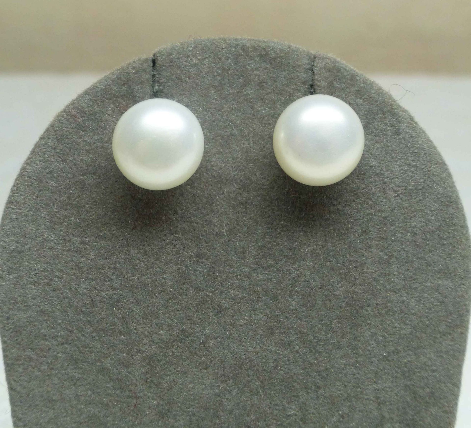 Paire de boucles d'oreilles en perles de culture naturelles forme "bouton" pour plus [...]