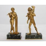 PAIRE DE PETITS BRONZES DORES "PERSONNAGES A L'ANTIQUES" En bronze doré sur socles [...]