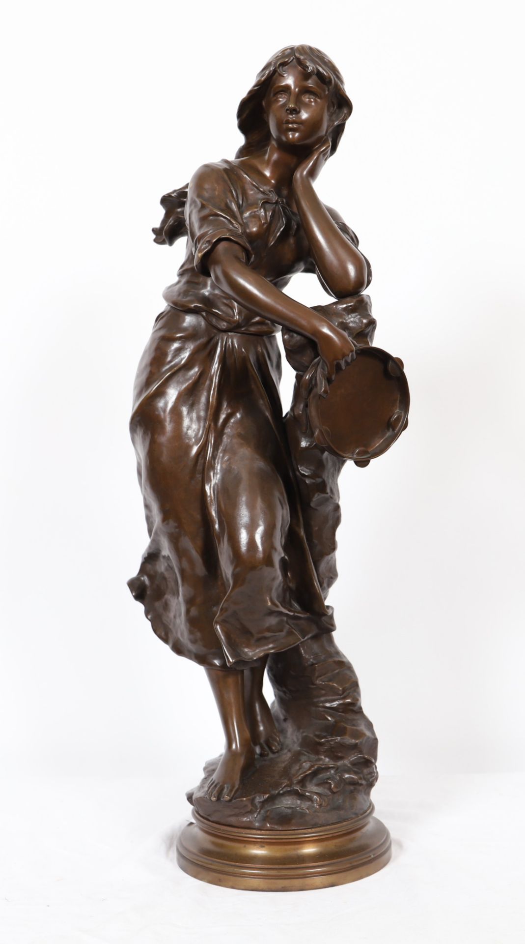 BRONZE "JEUNE FEMME AU TAMBOURIN" DE EUGENE MARIOTON (1854-1933) En bronze patiné, [...]