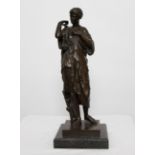 BRONZE "FEMME A L'ANTIQUE" DE SAUVAGE En bronze patiné, reposant sur une base [...]