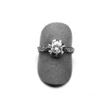 Bague solitaire or blanc sertie d'un diamant rond taille moderne pesant 0,60 c env de [...]