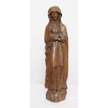 "VIERGE EN PIED" EN BOIS SCULPTE En bois sculpté., reposant sur un socle figurant un [...]