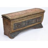 CASSONE EN BOIS PEINT ITALIE XVIIè En bois doré et peint à motifs d'arabesques [...]