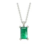 Pendentif or blanc orné d'une émeraude taille baguette d'un vert intense, [...]