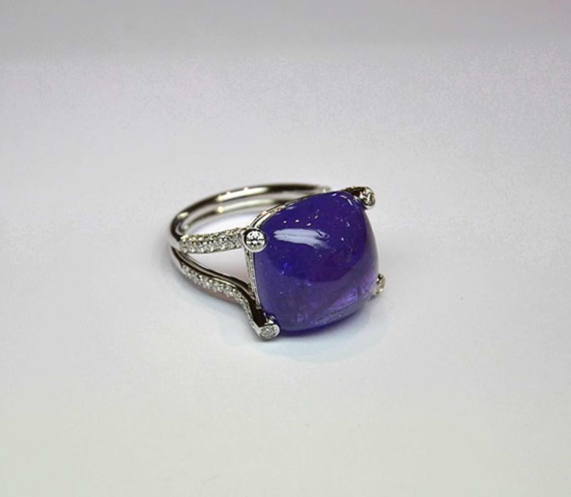 Bague or blanc ornée d'une rare et importante tanzanite NATURELLE coussin cabochon [...]