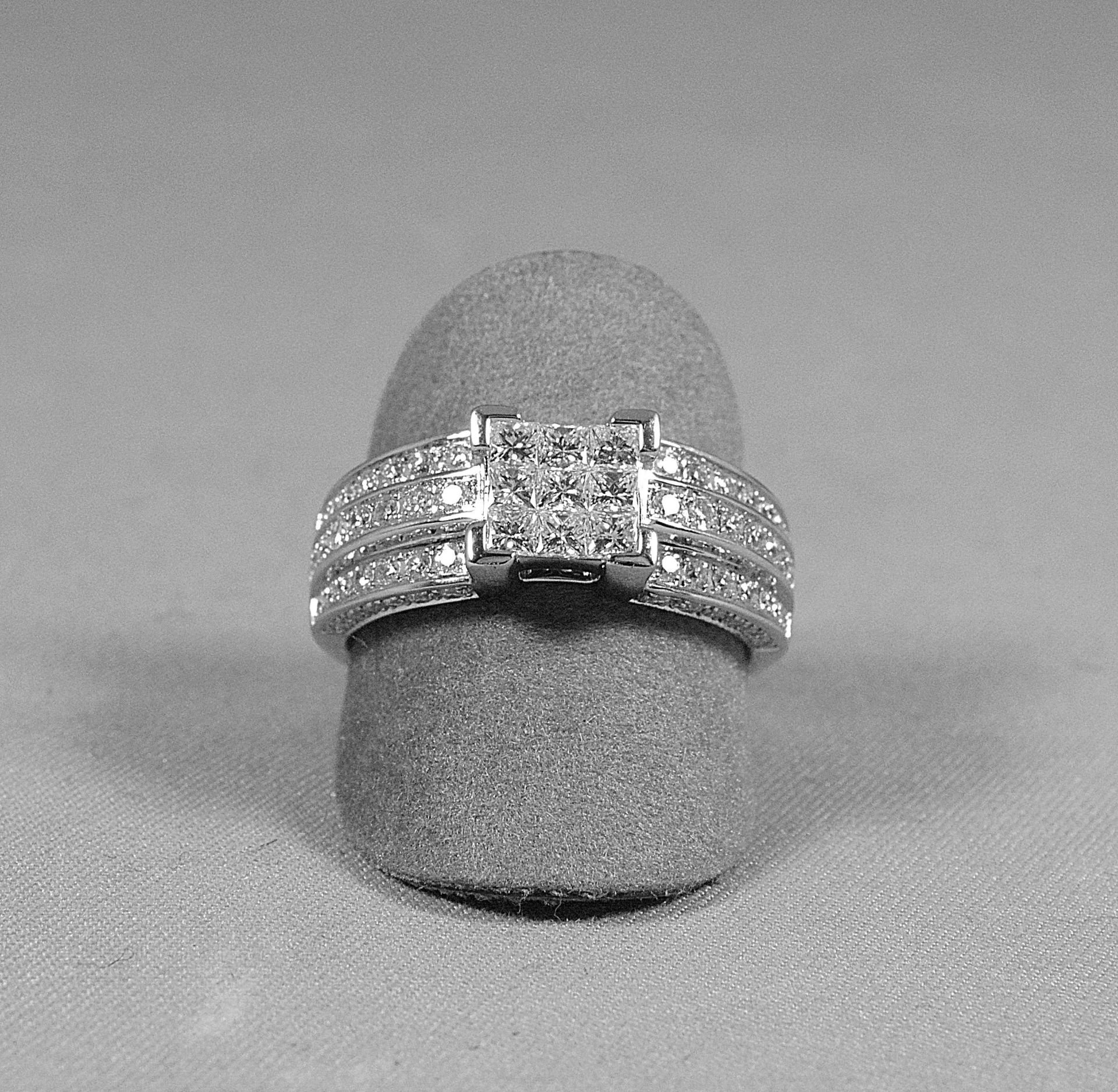 Belle bague sertie en son centre de 9 diamants princes en serti mystérieux, l'anneau [...]