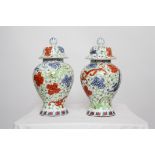 PAIRE DE POTS COUVERTS EN PORCELAINE CHINE En porcelaine blanche à décor polychrome [...]