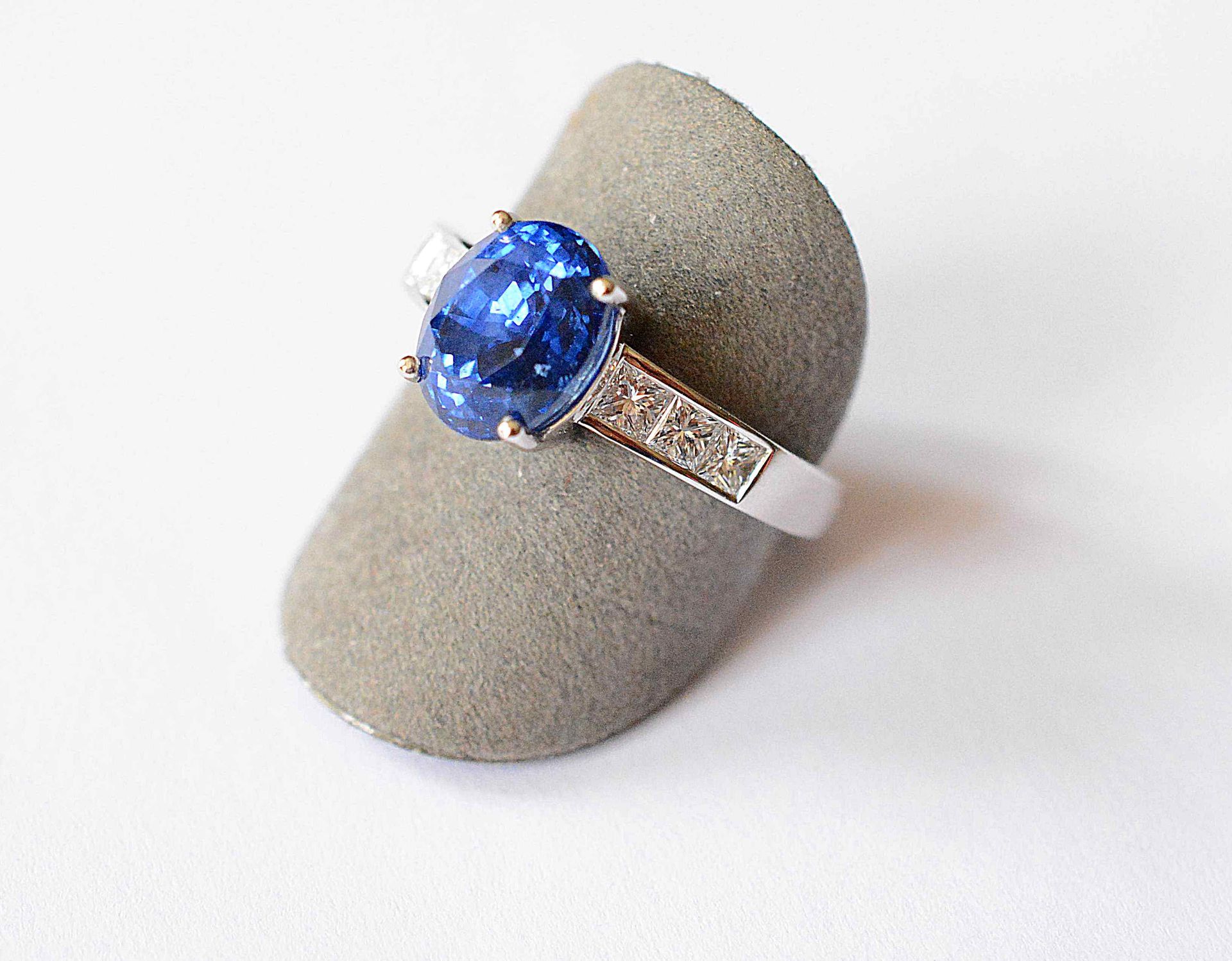 Bague or blanc soutenant un saphir ovale NATUREL Ceylan bleu roy pesant 3,88 c. [...]