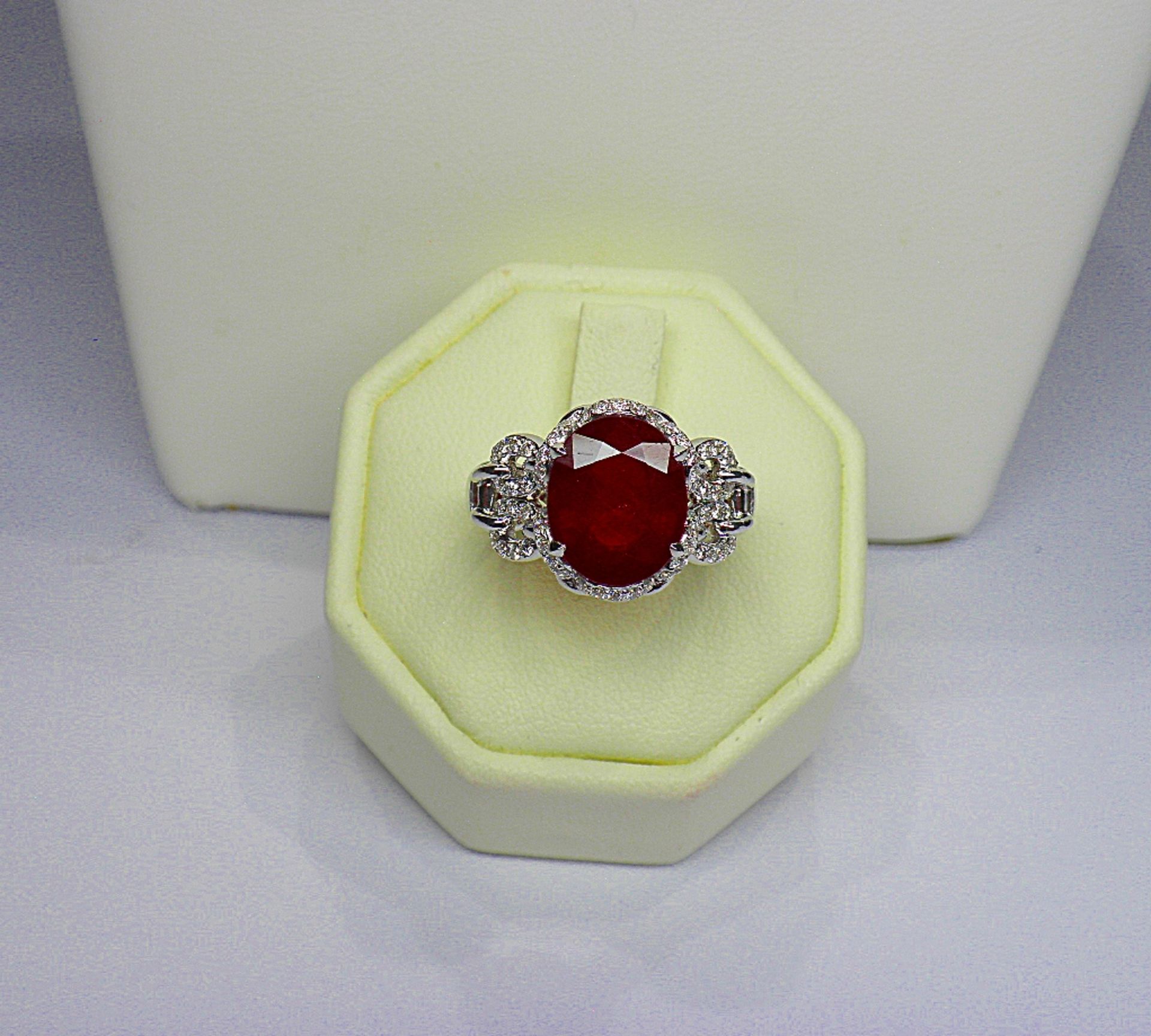 Bague or blanc sertie d'un rubis oval traité de belle couleur pour 5,50 c. env dans [...]