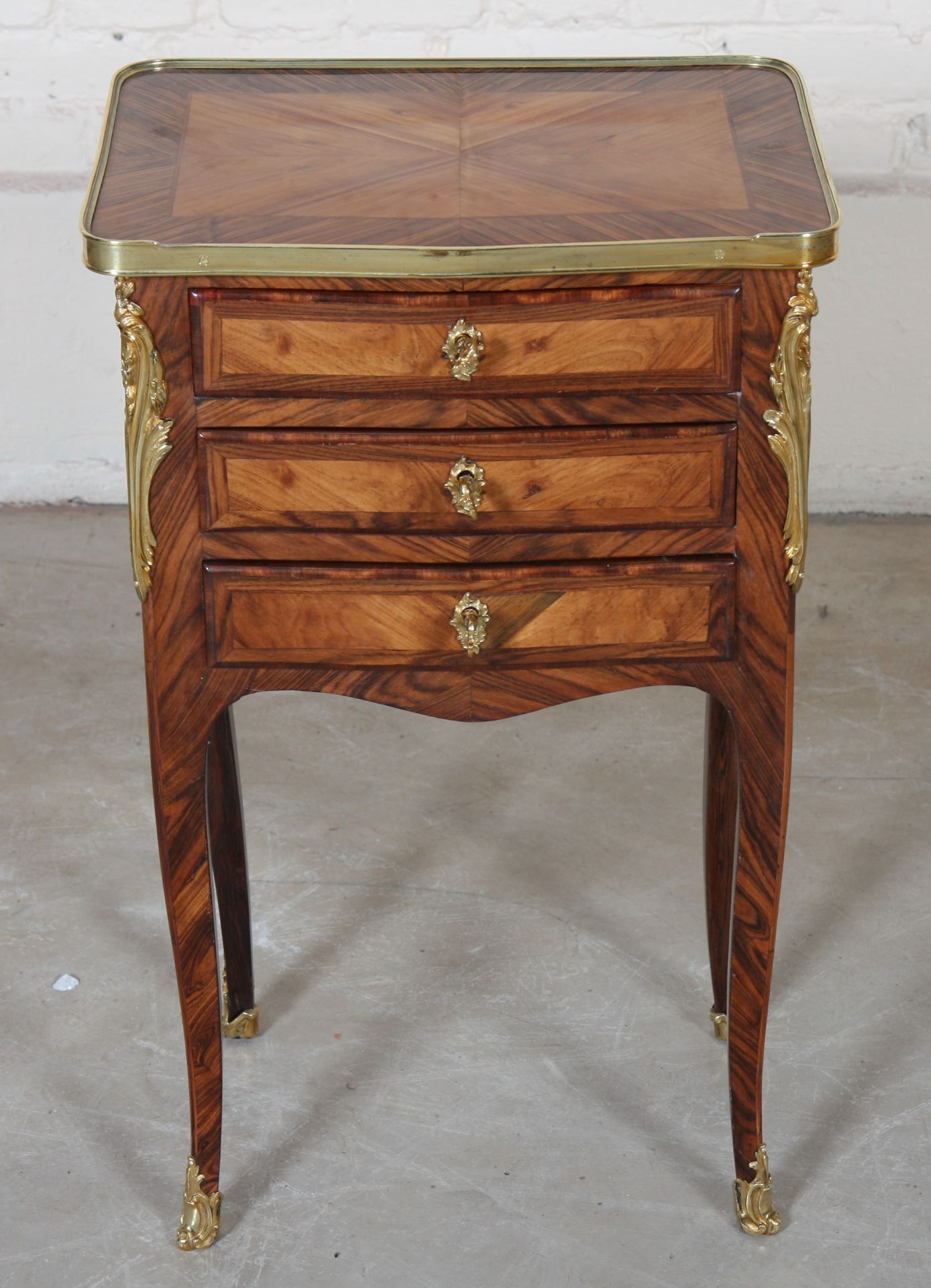 PETITE TABLE DE SALON MARQUETEE LOUIS XV En marqueterie de bois de placage toutes [...] - Bild 2 aus 4