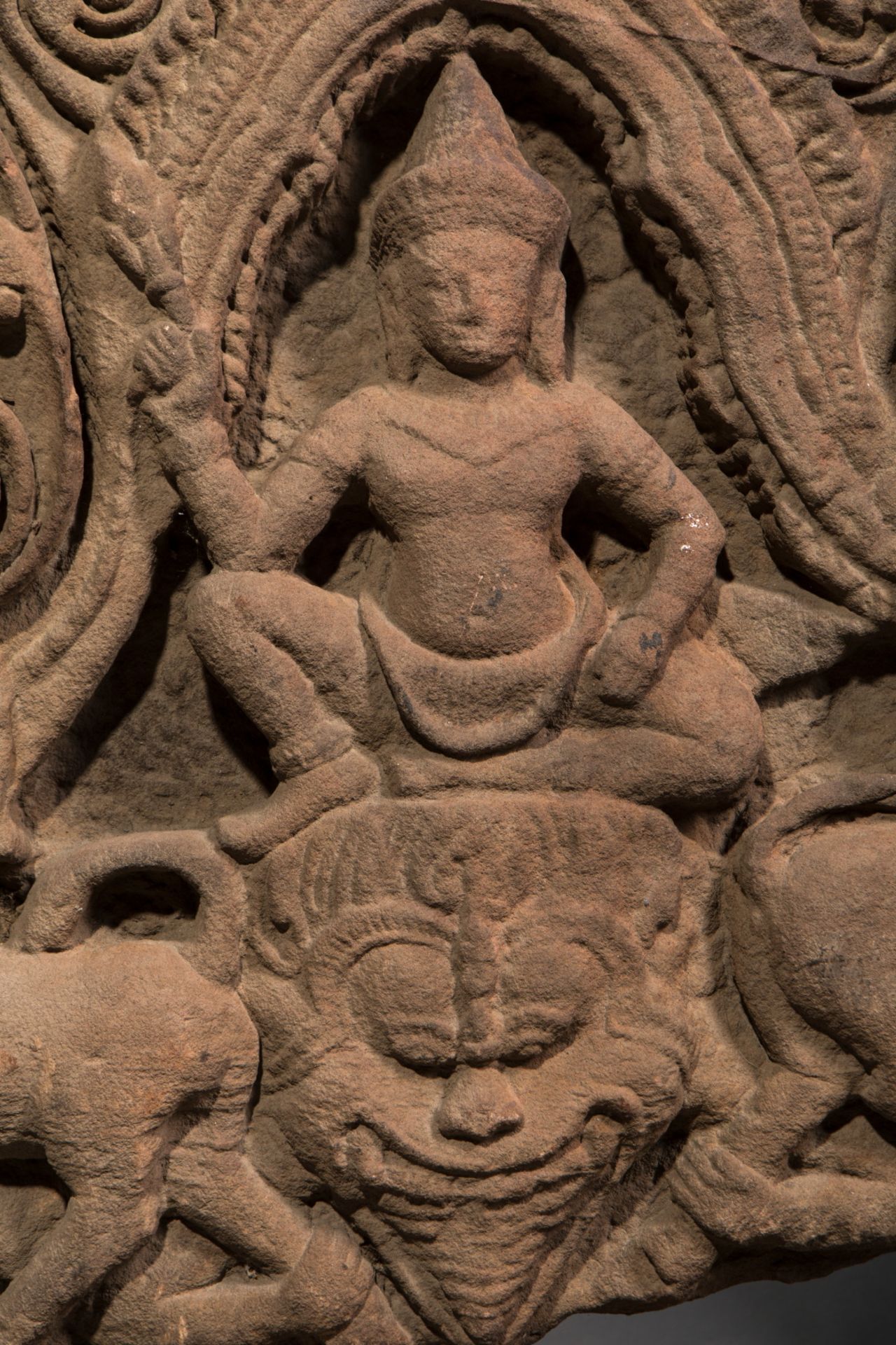 Frise de linteau de sanctuaire illustrant Vishnu dans une végétation foisonante de [...] - Bild 3 aus 4