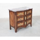 RARE PETITE COMMODE MARQUETEE REGENCE En placage de bois précieux, galbée en [...]