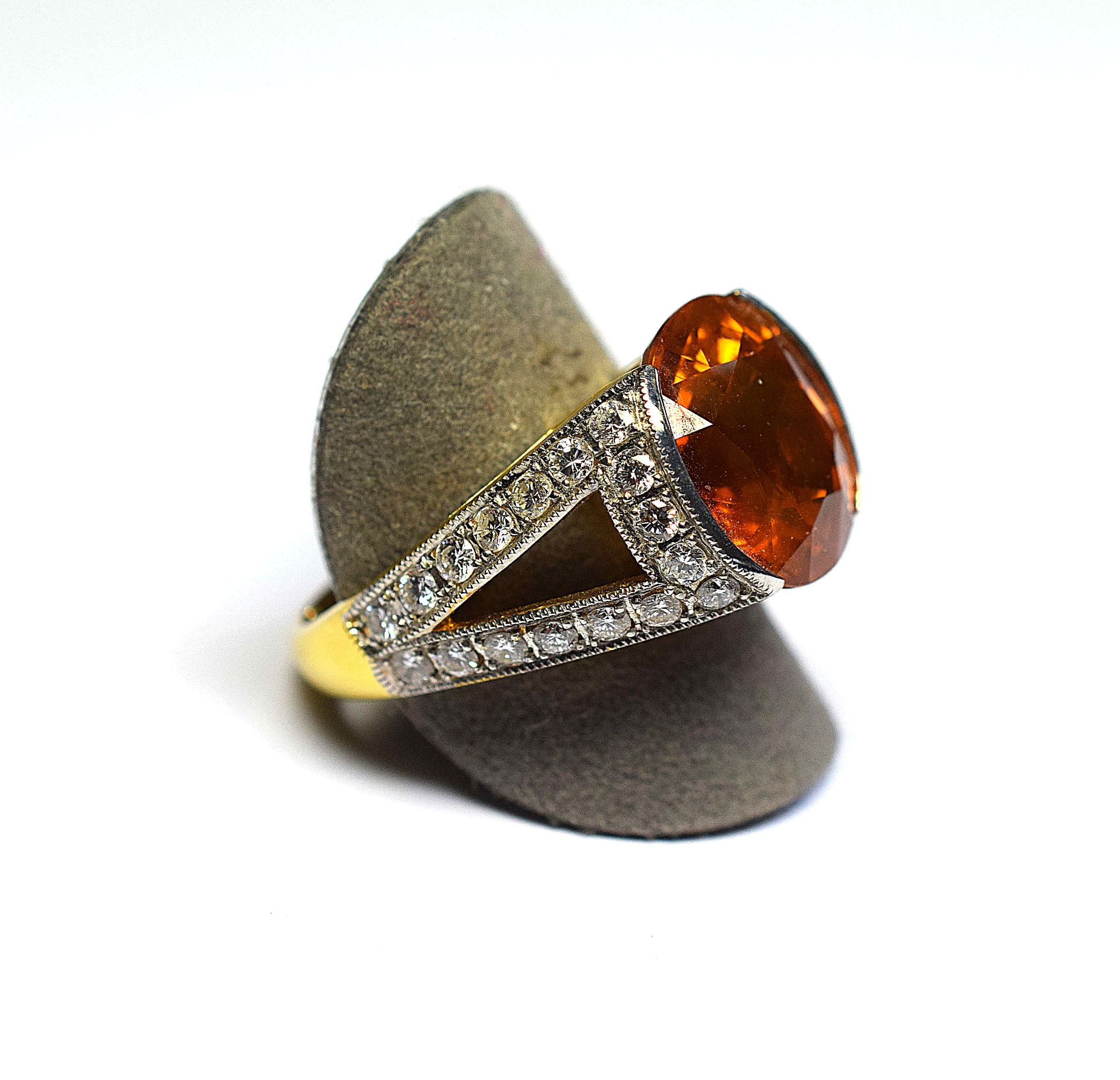 Bague bicolore en demi clos d'un saphir ovale NATUREL Ceylan de couleur jaune orangé [...]