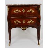 PETITE COMMODE SAUTEUSE MARQUETEE LOUIS XV En marqueterie de bois de rose et [...]