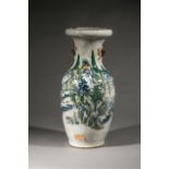 Vase balustre en porcelaine de Nankin décoré en émaux vert et bleu sir fond blanc [...]