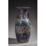 Vase balustre en porcelaine de la famille verte illustré de scènes de palais et [...]