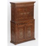 CABINET-ARMADIO ITALIE XVIIIè En noyer blond, richement décoré d'incrustations [...]