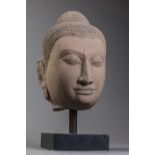 Tête de Buddha à l'expression sereine les yeux mi clos préconisant le regard à [...]