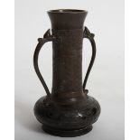 VASE EN BRONZE MING En bronze, à anses. Chine Ming H : 22 cm -