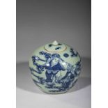 Pot globulaire couvert en porcelaine décoré en bleu cobalt sous couverte sur fond [...]