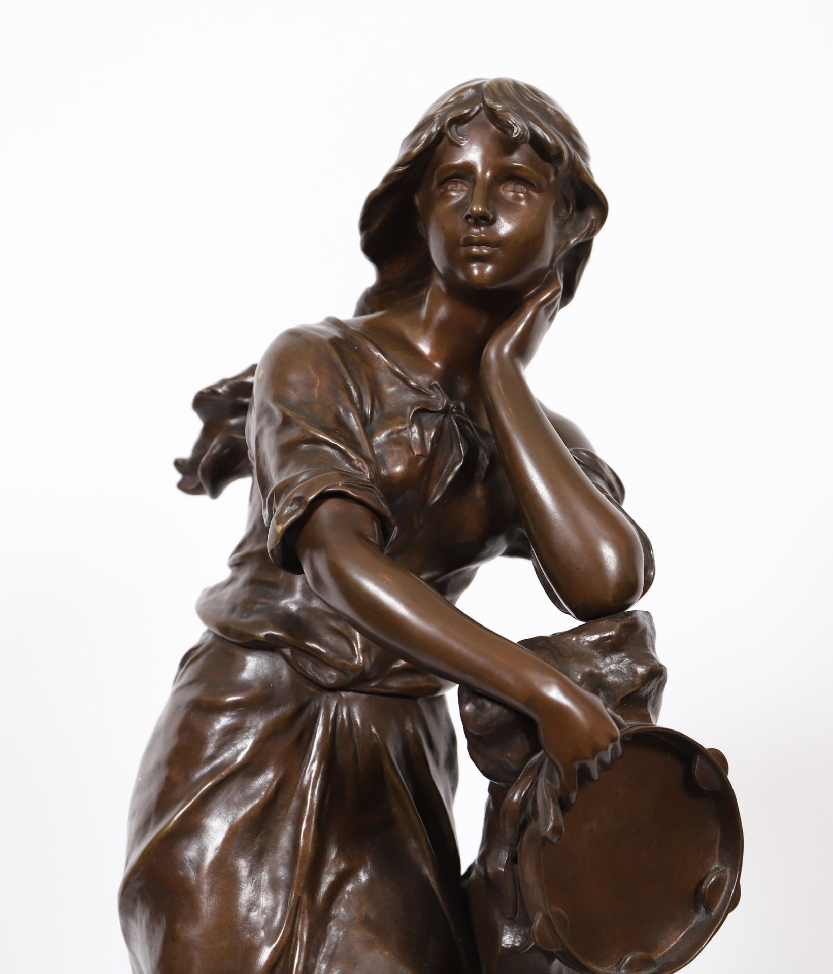 BRONZE "JEUNE FEMME AU TAMBOURIN" DE EUGENE MARIOTON (1854-1933) En bronze patiné, [...] - Bild 2 aus 6