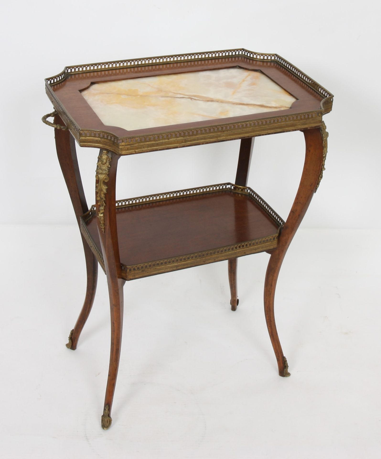 TABLE A THE EN ACAJOU NAPOLEON III En acajou et placage d'acajou, à un plateau en [...]