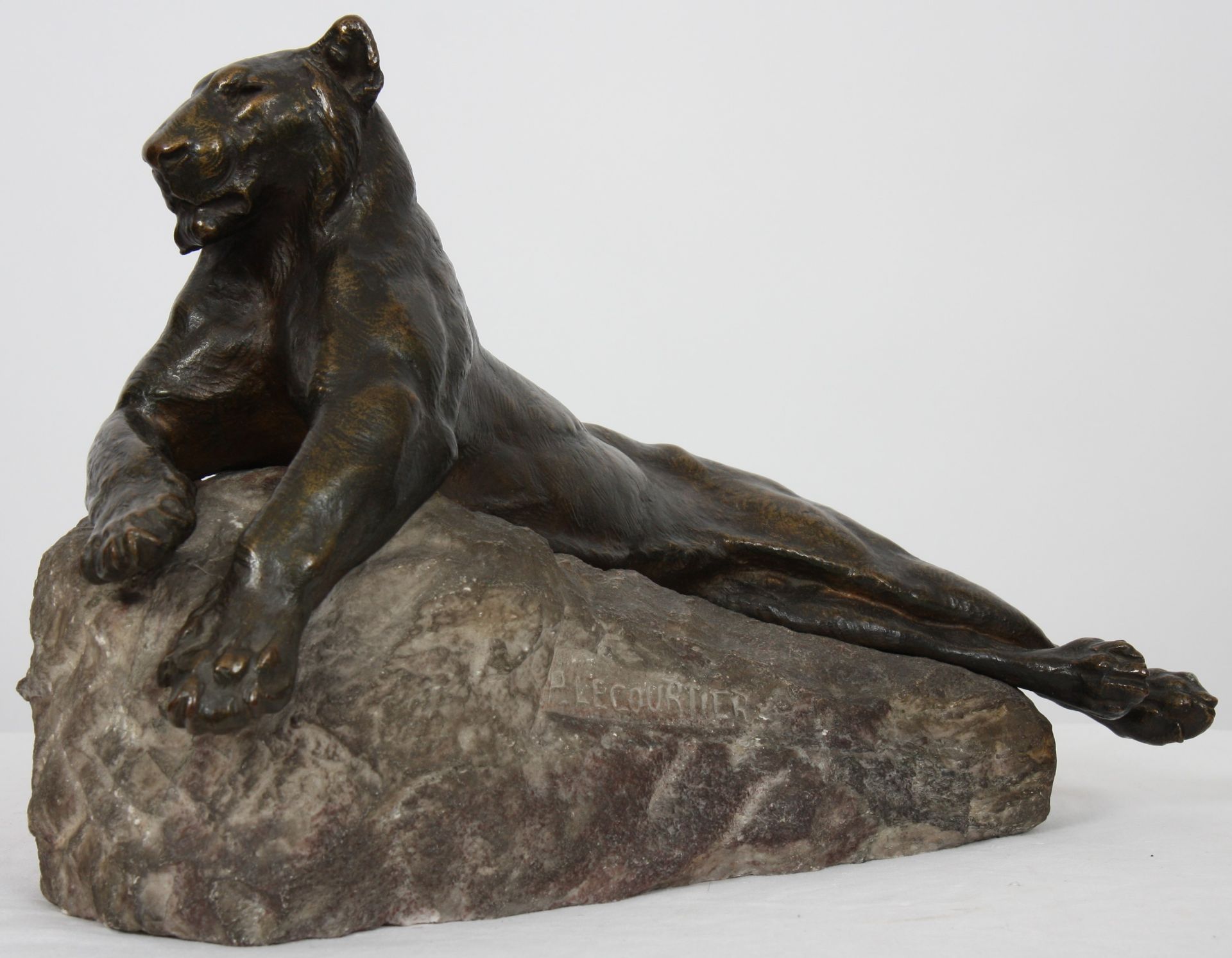 BRONZE "LIONNE COUCHEE" DE PROSPER LECOURTIER (1851-1924) En bronze mordoré, [...]