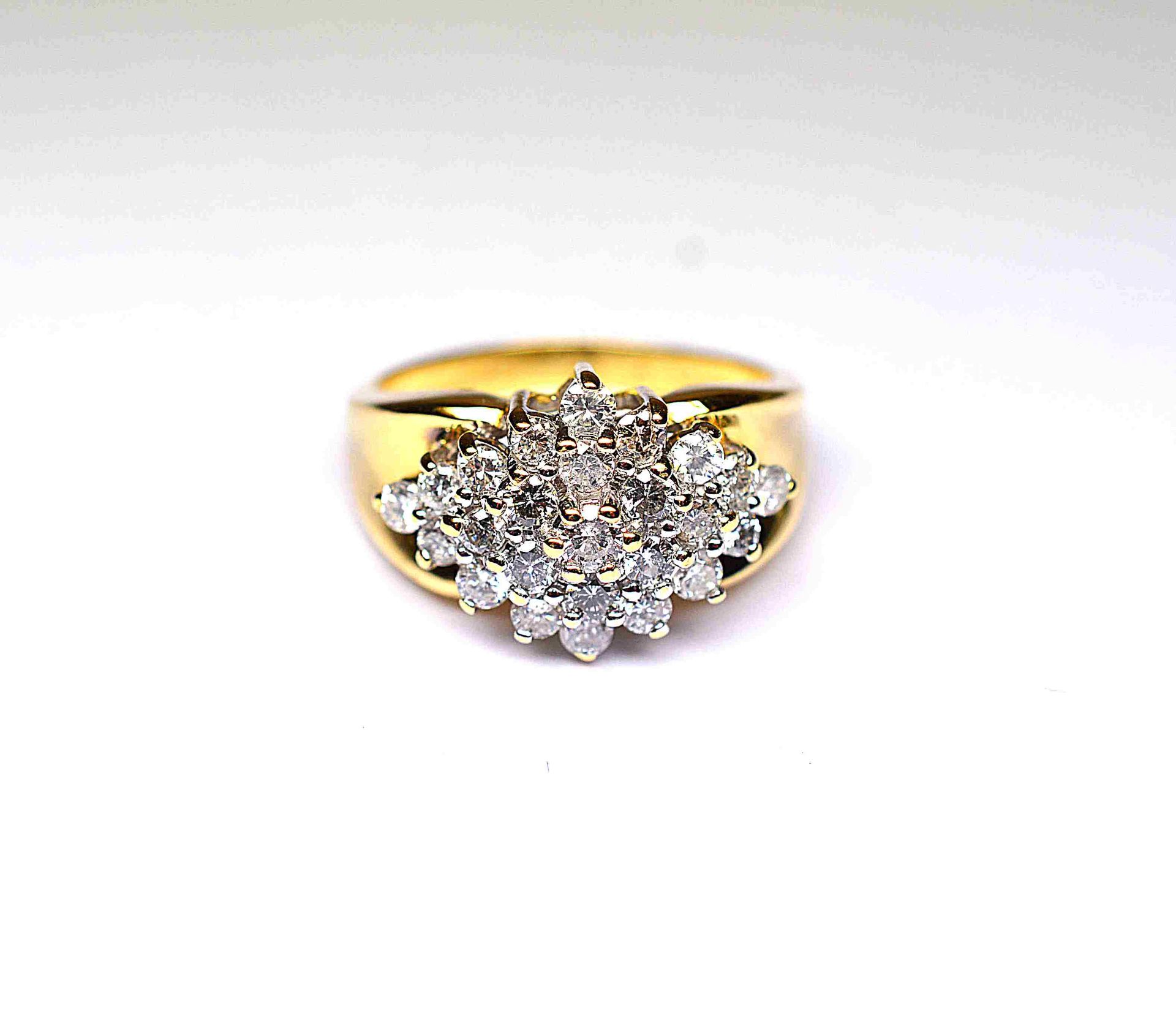 Bague bicolore sertie en losange de diamants taille brillant moderne de belle [...]