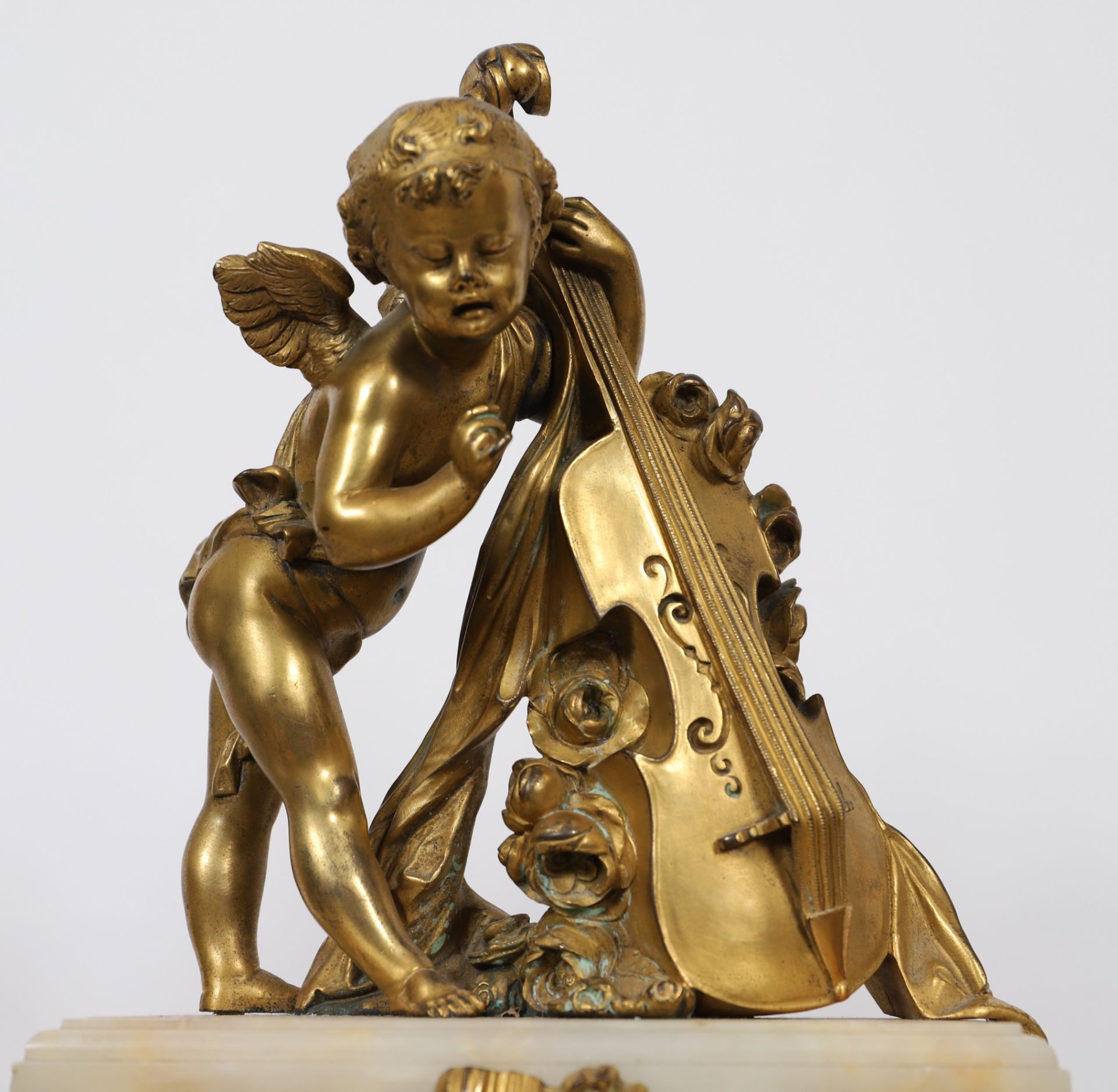 GARNITURE DE CHEMINEE "A L'AMOUR AU VIOLONCELLE" LOUIS XVI En onyx et bronze doré, [...] - Bild 2 aus 5