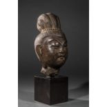 Tête du Boddhistava Kwan Yin à l'expression sereine coiffé d'un haut chignon [...]