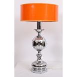 LAMPE 1970 A fût et pied en métal chromé, à abat jour plastifié orange. Epoque [...]